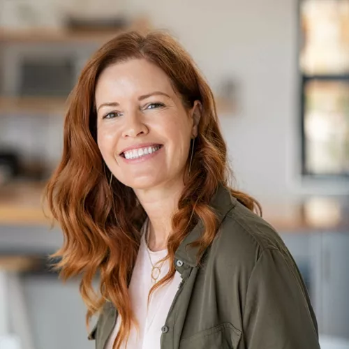 Frau mit langen rotbraunen Haaren