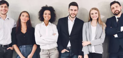 Vielfältiges Business-Team lächelt in die Kamera im Büro